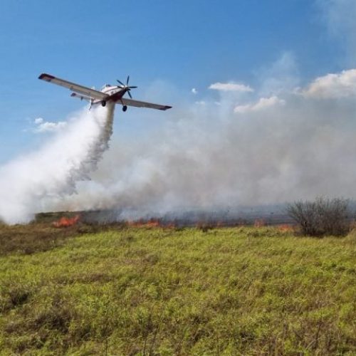 Com apoio aéreo, bombeiros atuam em incêndios florestais e resgatam ribeirinhos no Pantanal